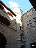 Aubenas, Chateau, Cour interieure (05)